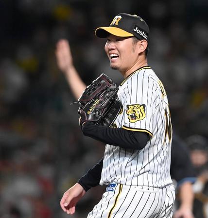 ５回、近本の好送球でピンチを脱し、笑顔を見せる西勇（撮影・田中太一）