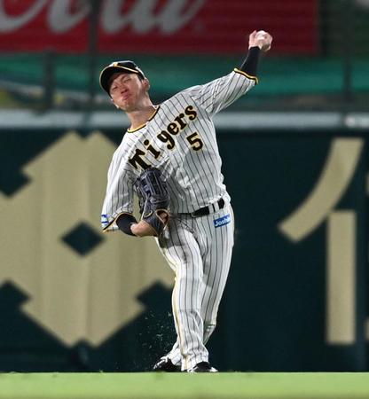 ５回、丸の打球を三塁へ好送球し、坂本の進塁を阻止する近本（撮影・田中太一）