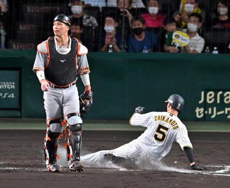 ８回、近本は佐藤輝の三ゴロで生還する（撮影・山口登）