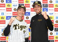 　近本（左）と笑顔でガッツポーズする才木