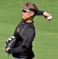 キャッチボールをする西勇（撮影・山口登）