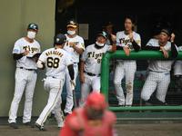 ９回、２ランを放った中川（６８）は平田２軍監督（右から４人目）らとタッチをかわす（撮影・石井剣太郎）