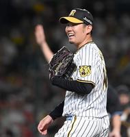 ５回、近本の好送球でピンチを脱し、笑顔を見せる西勇（撮影・田中太一）