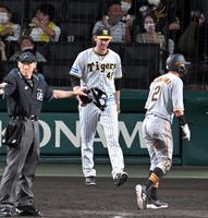 ９回、ケラーは中島に同点適時打を許し、二走・吉川が生還する（撮影・山口登）