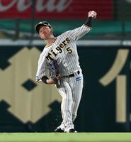 ５回、丸の打球を三塁へ好送球し、坂本の進塁を阻止する近本（撮影・田中太一）