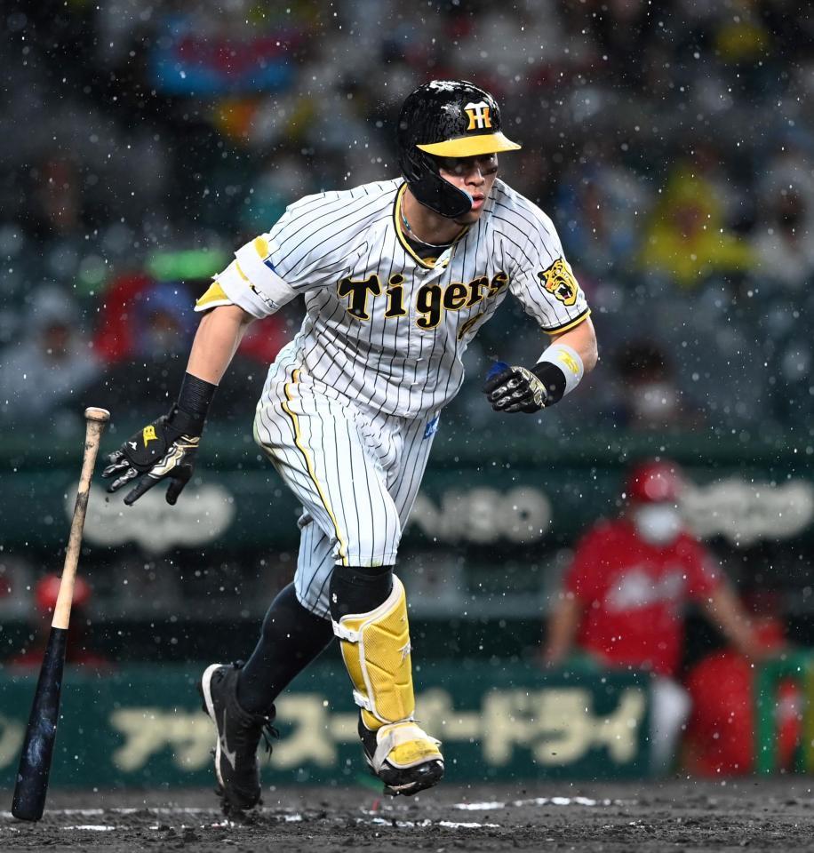 　６回、走者一掃のタイムリー三塁打を放つ佐藤輝（撮影・飯室逸平）