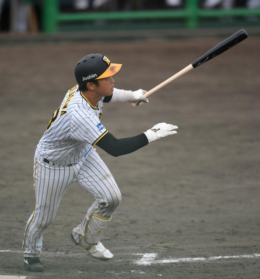 ９回、２ランを放つ中川（撮影・石井剣太郎）