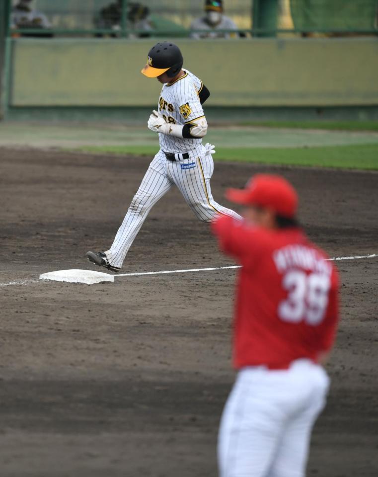 ９回、菊池保（手前）から２ランを放つ中川（撮影・石井剣太郎）