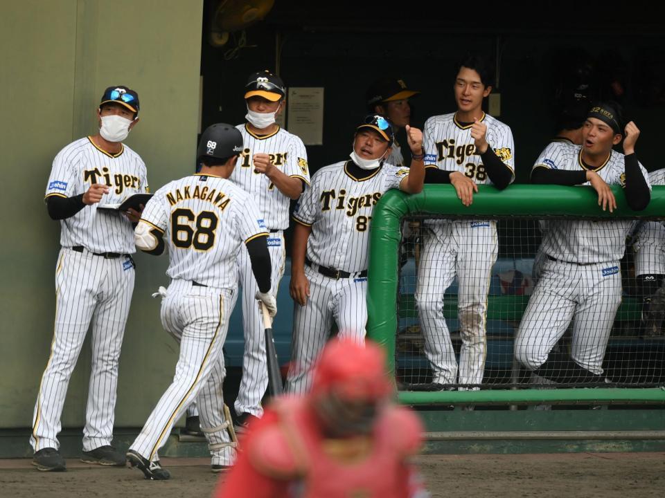 ９回、２ランを放った中川（６８）は平田２軍監督（右から４人目）らとタッチをかわす（撮影・石井剣太郎）