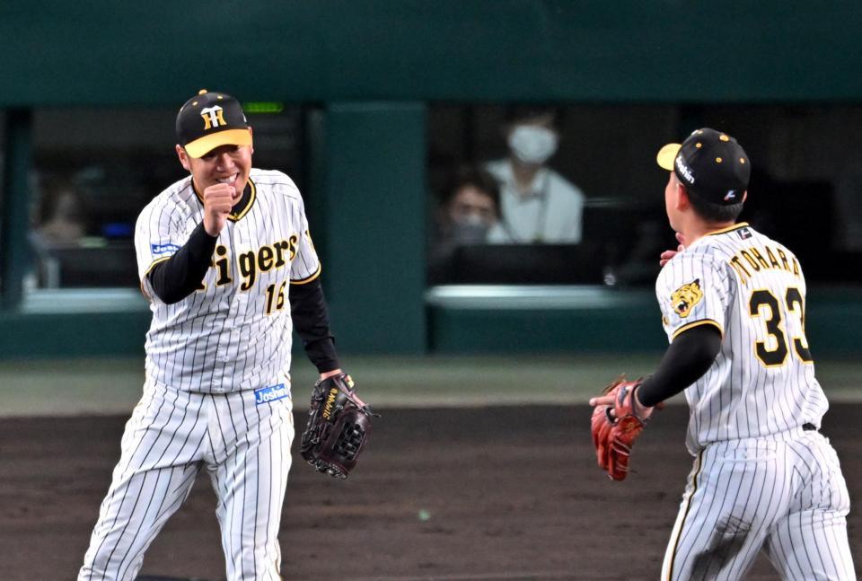 ２回、西勇は好守を見せた糸原をガッツポーズで迎える（撮影・山口登）