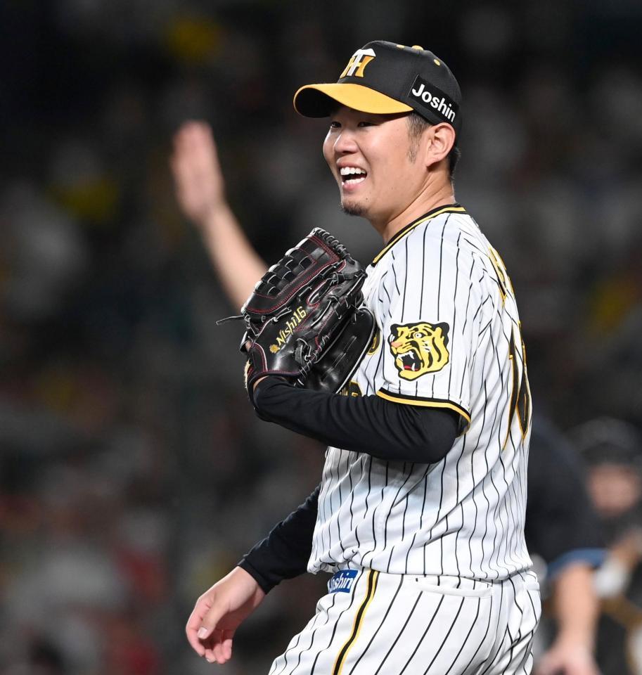 ５回、近本の好送球でピンチを脱し、笑顔を見せる西勇（撮影・田中太一）