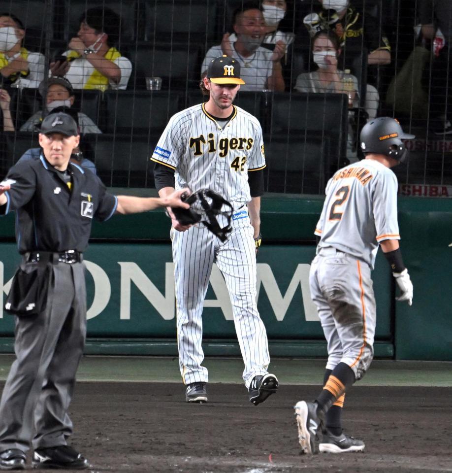 ９回、ケラーは中島に同点適時打を許し、二走・吉川が生還する（撮影・山口登）