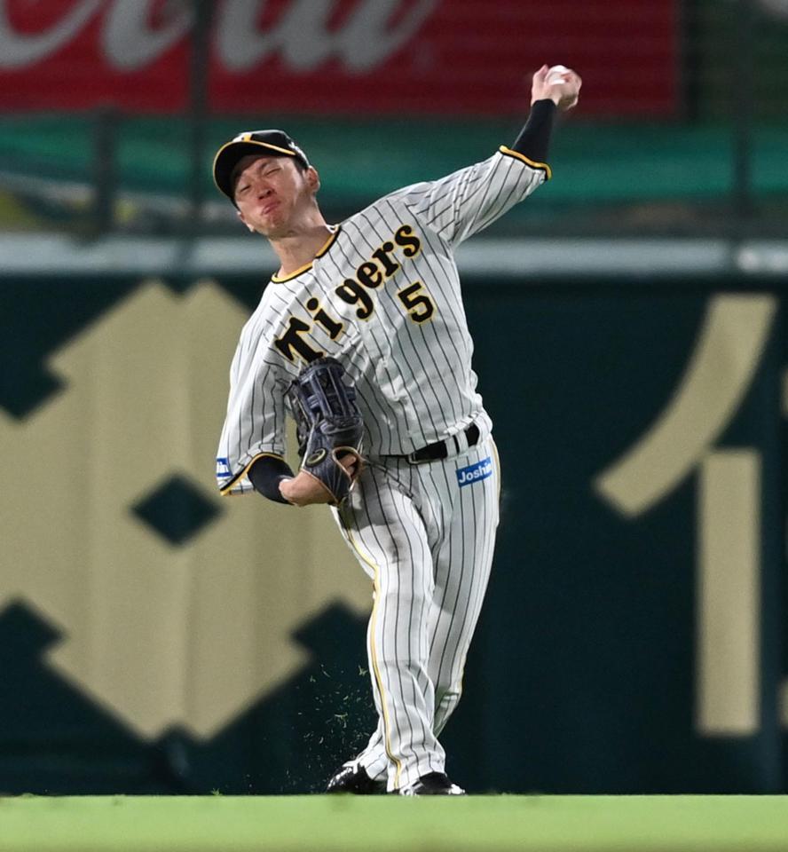 ５回、丸の打球を三塁へ好送球し、坂本の進塁を阻止する近本（撮影・田中太一）