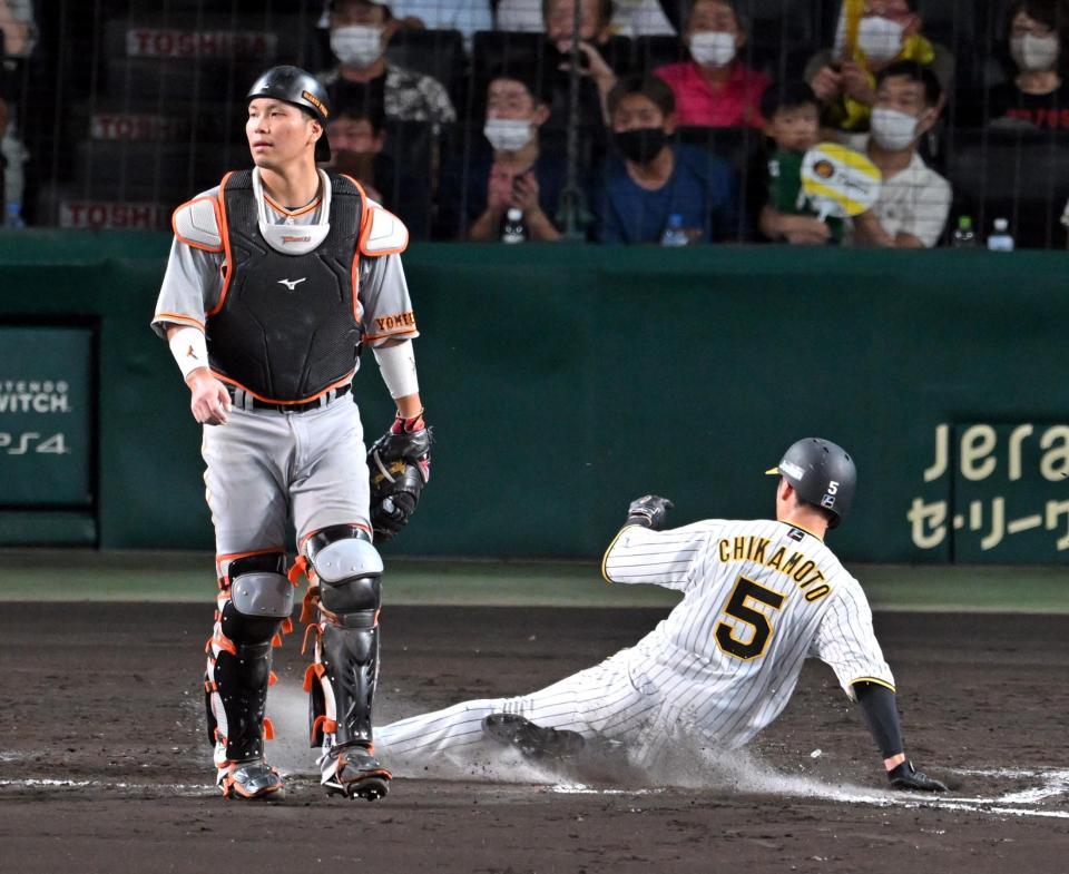 ８回、近本は佐藤輝の三ゴロで生還する（撮影・山口登）