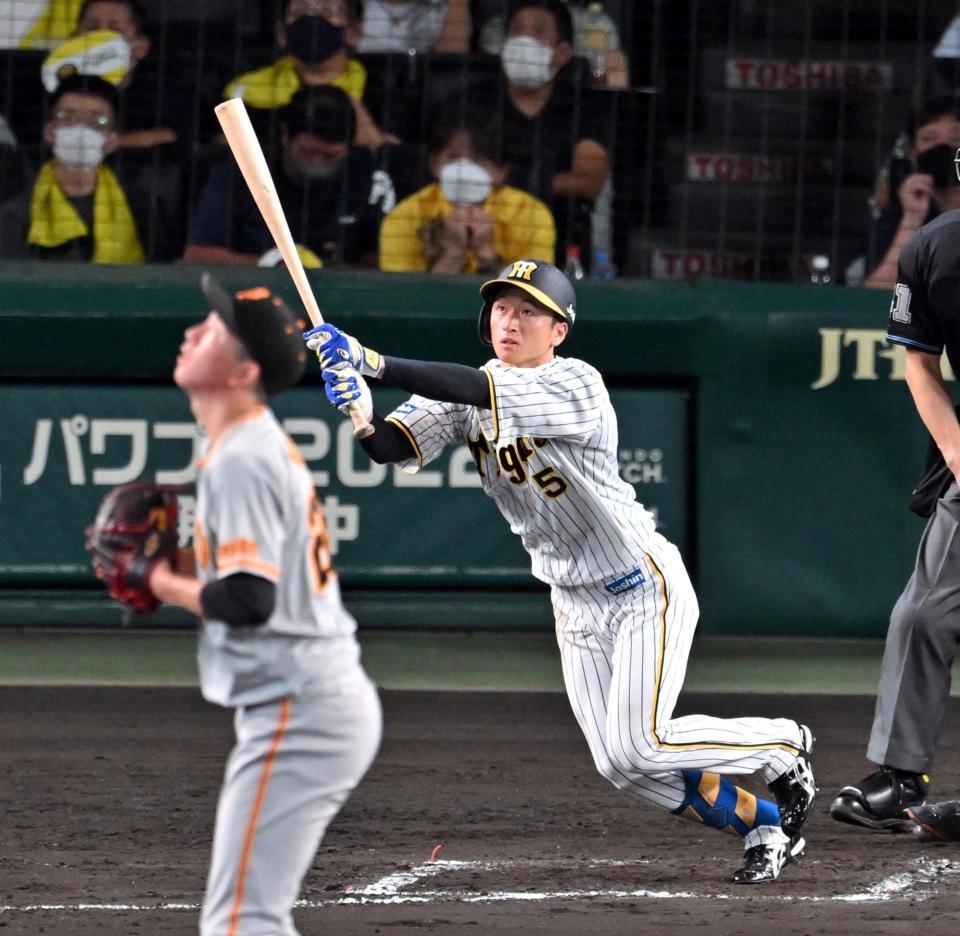 ８回、近本は右越えに先制適時三塁打を放つ（投手・戸郷）＝撮影・山口登