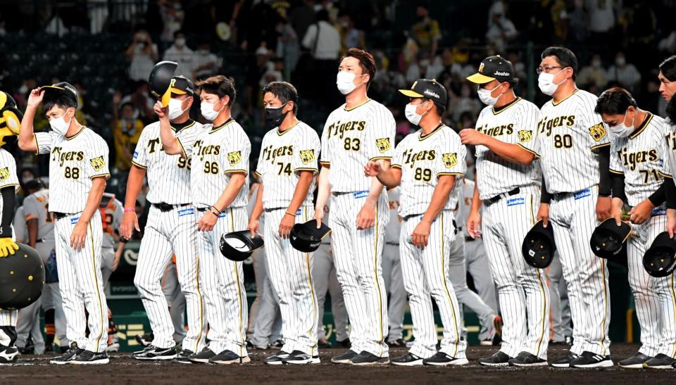 １２回、引き分けに終わり、整列する矢野監督（左端）＝撮影・北村雅宏