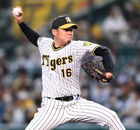 　４回、小雨が降る中、力投する西勇（撮影・田中太一）