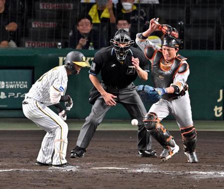 　１２回、島田は送りバントを試みるも失敗する＝２日