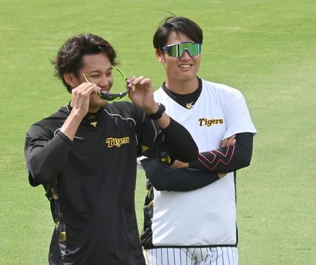 　西純と談笑する藤浪（左）＝撮影・飯室逸平