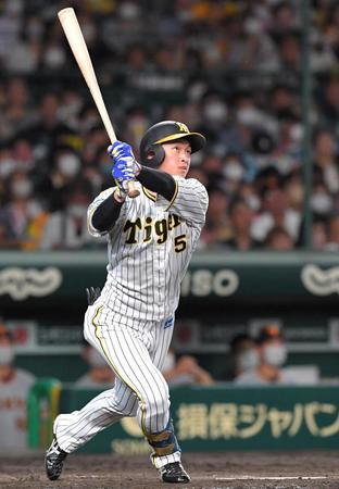 　４回、同点となるソロを放つ近本（撮影・北村雅宏）