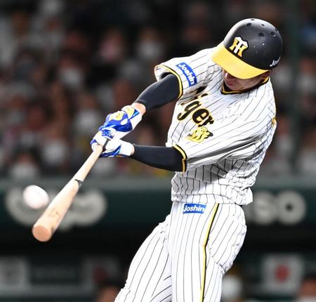 　４回、右越えへ同点ソロを放つ近本（撮影・田中太一）