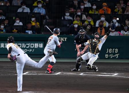 　６回、藤浪の投球が大きく逸れ梅野は捕球出来ず、巨人に３点目を献上する（撮影・飯室逸平）