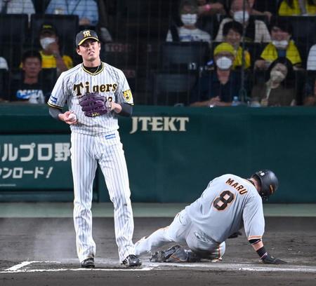 　６回、自身のワイルドピッチで　丸の生還を許し、悔しがる藤浪（撮影・飯室逸平）