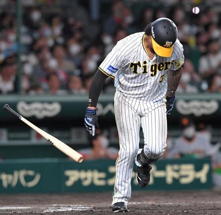 　７回、左飛に倒れ、バットをたたきつけるマルテ（撮影・北村雅宏）