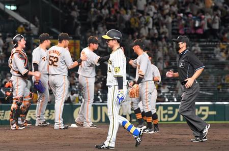 　９回、左邪飛に倒れゲームセット。巨人に敗れ、整列する近本（中央）＝撮影・北村雅宏