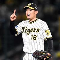 　５回、野手陣に声をかける西勇（撮影・田中太一）