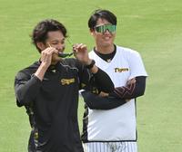 　西純と談笑する藤浪（左）＝撮影・飯室逸平