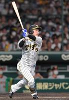 　４回、同点となるソロを放つ近本（撮影・北村雅宏）