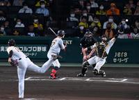 　６回、藤浪の投球が大きく逸れ梅野は捕球出来ず、巨人に３点目を献上する（撮影・飯室逸平）