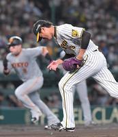 　６回、暴投で三走・丸の生還を許す藤浪（撮影・北村雅宏）