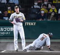 　６回、自身のワイルドピッチで　丸の生還を許し、悔しがる藤浪（撮影・飯室逸平）