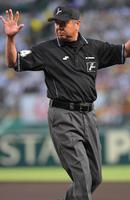 　１回、ポランコの打球が自身を直撃した後、ファウルの判定をする嶋田一塁塁審（撮影・北村雅宏）