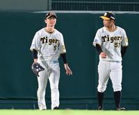 　５回、吉川の打球を三塁打にした近本（左）は島田に話しかけられる（撮影・田中太一）