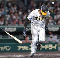 　７回、左飛に倒れ、バットをたたきつけるマルテ（撮影・北村雅宏）