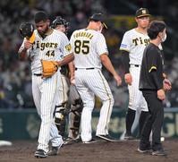 　７回途中、降板するアルカンタラ（左端）＝撮影・北村雅宏