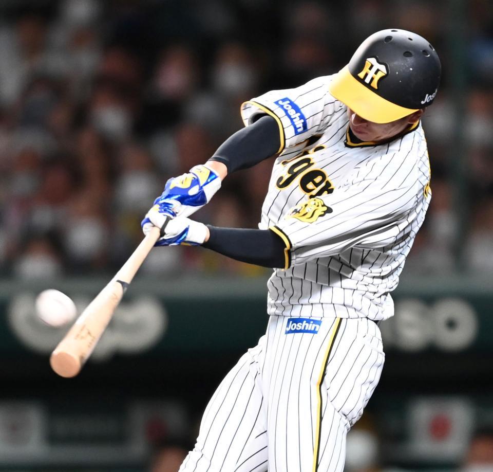 　４回、右越えへ同点ソロを放つ近本（撮影・田中太一）