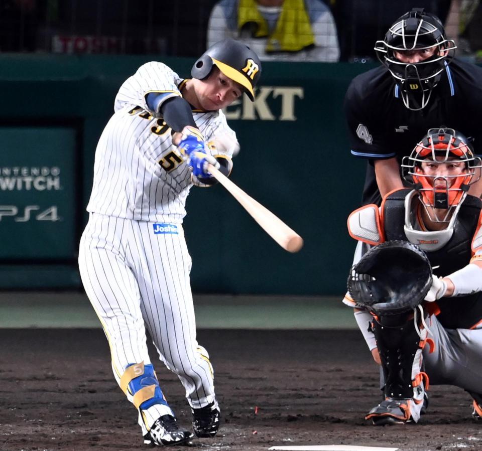 　４回、右越えに３号ソロを放つ近本（撮影・飯室逸平）