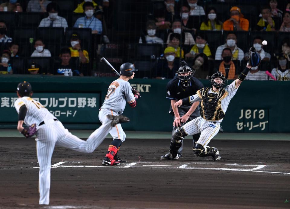 　６回、藤浪の投球が大きく逸れ梅野は捕球出来ず、巨人に３点目を献上する（撮影・飯室逸平）