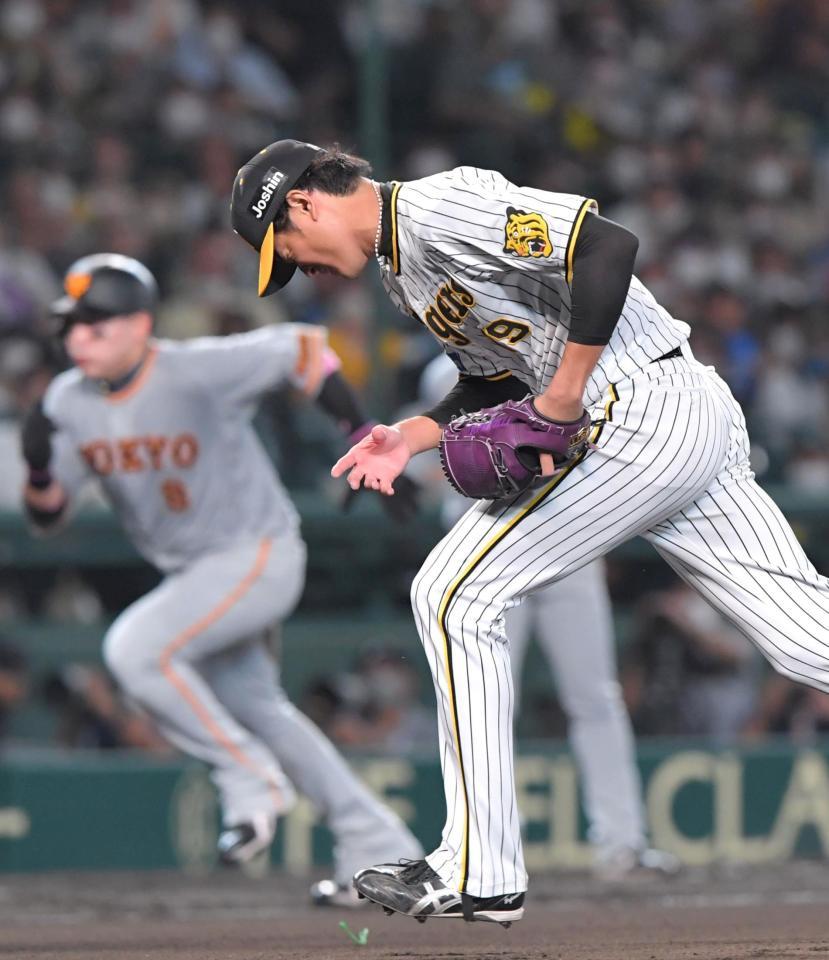 　６回、暴投で三走・丸の生還を許す藤浪（撮影・北村雅宏）