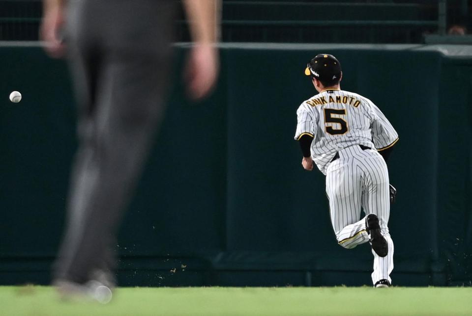 　５回、吉川の打球は近本の頭上を越え、ボールを追う（撮影・田中太一）