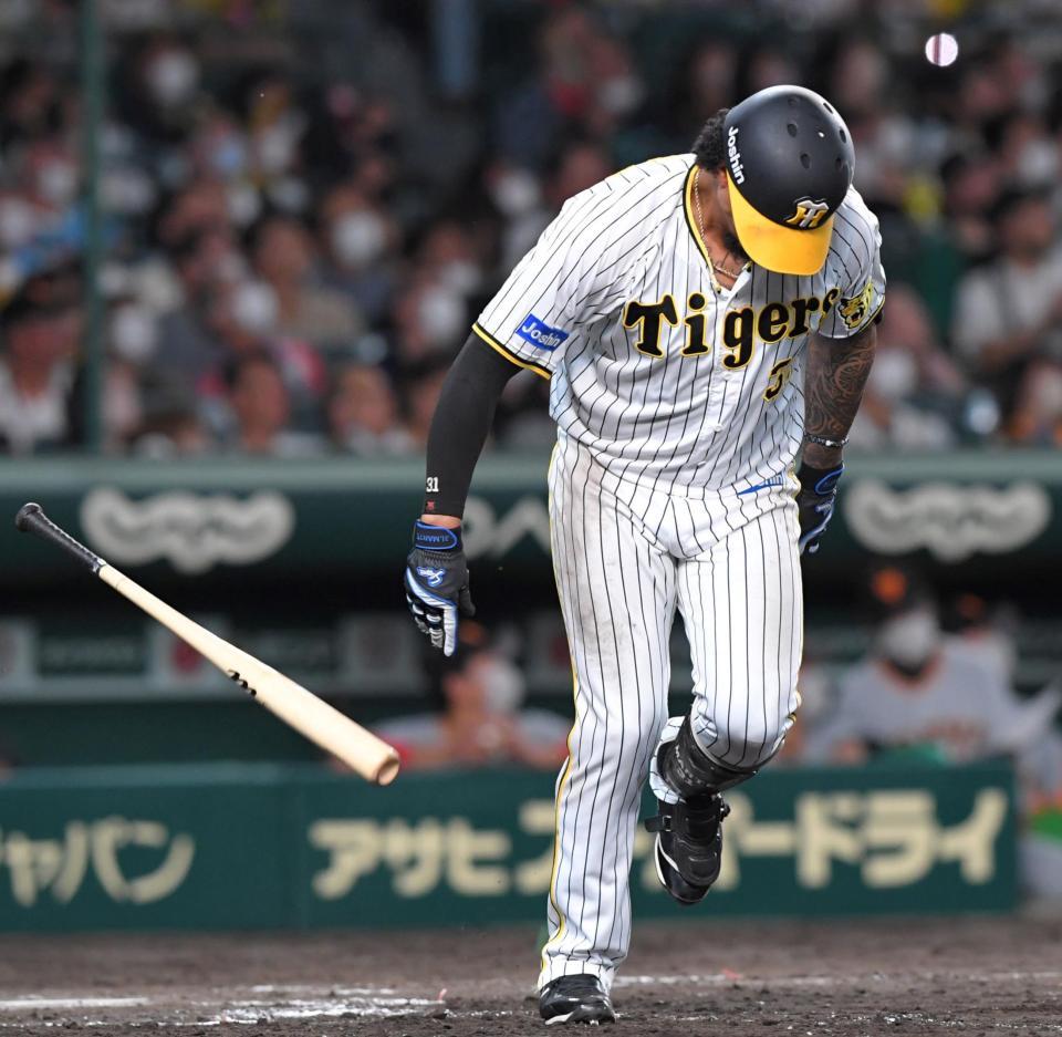 　７回、左飛に倒れ、バットをたたきつけるマルテ（撮影・北村雅宏）