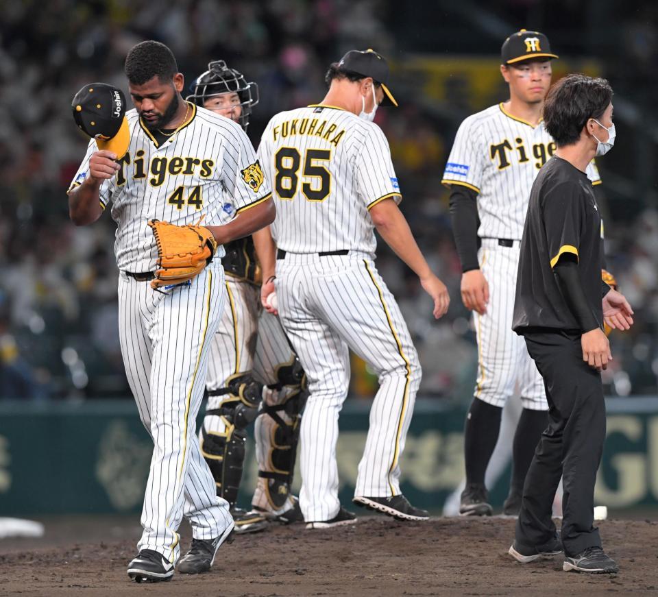 　７回途中、降板するアルカンタラ（左端）＝撮影・北村雅宏
