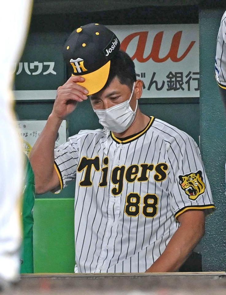 　９回、ベンチでさえない表情の矢野監督