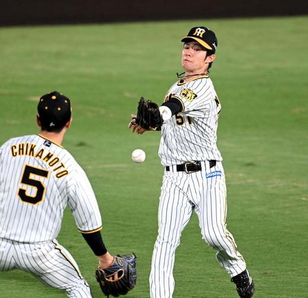 　７回、岡本和の打球を追うも中野はキャッチできず