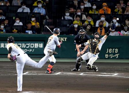 　６回、藤浪の投球が大きく逸れ梅野は捕球できず、巨人に３点目を献上する（撮影・飯室逸平）