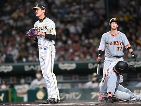 　６回、暴投で丸（右）の生還を許した藤浪は顔をしかめて悔しがる（撮影・田中太一）